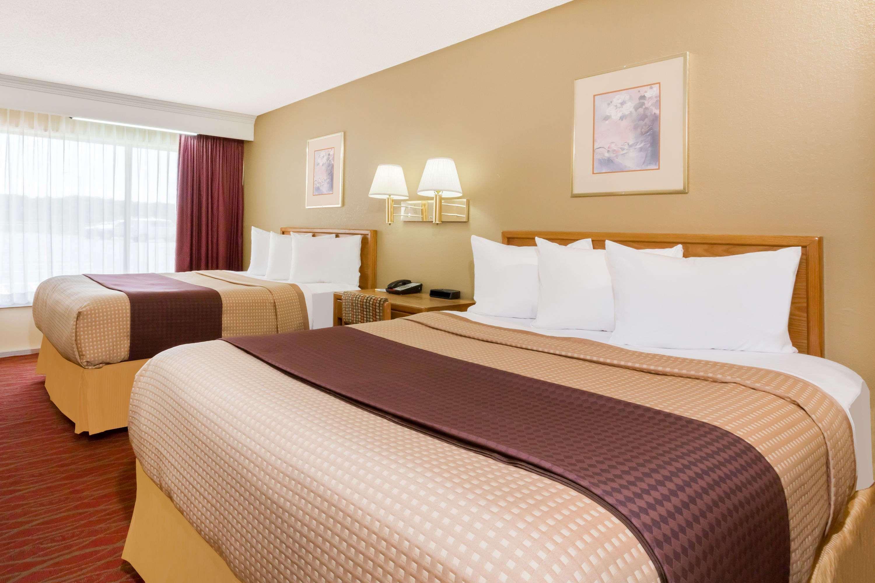 Days Inn By Wyndham Staunton Zewnętrze zdjęcie