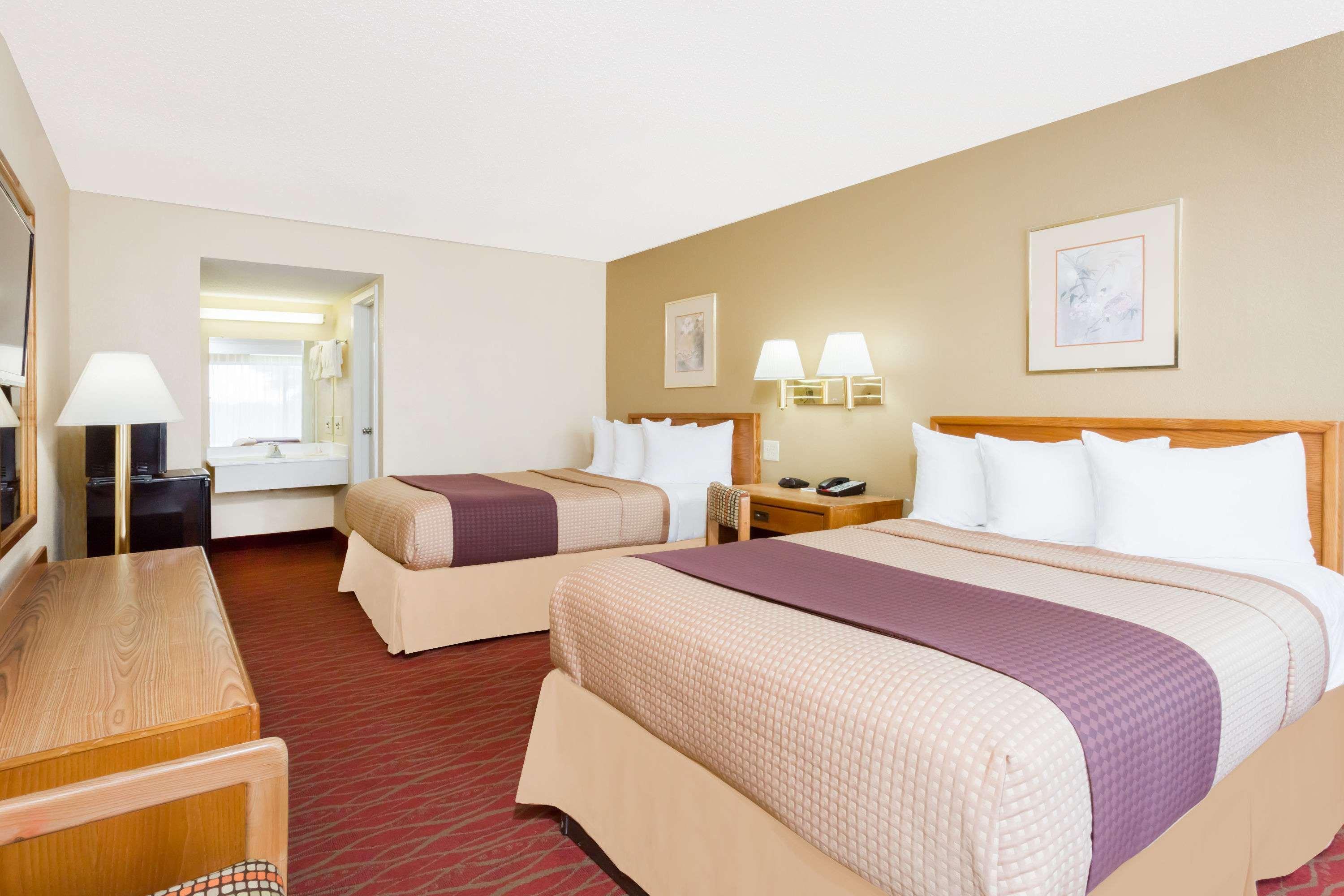Days Inn By Wyndham Staunton Zewnętrze zdjęcie