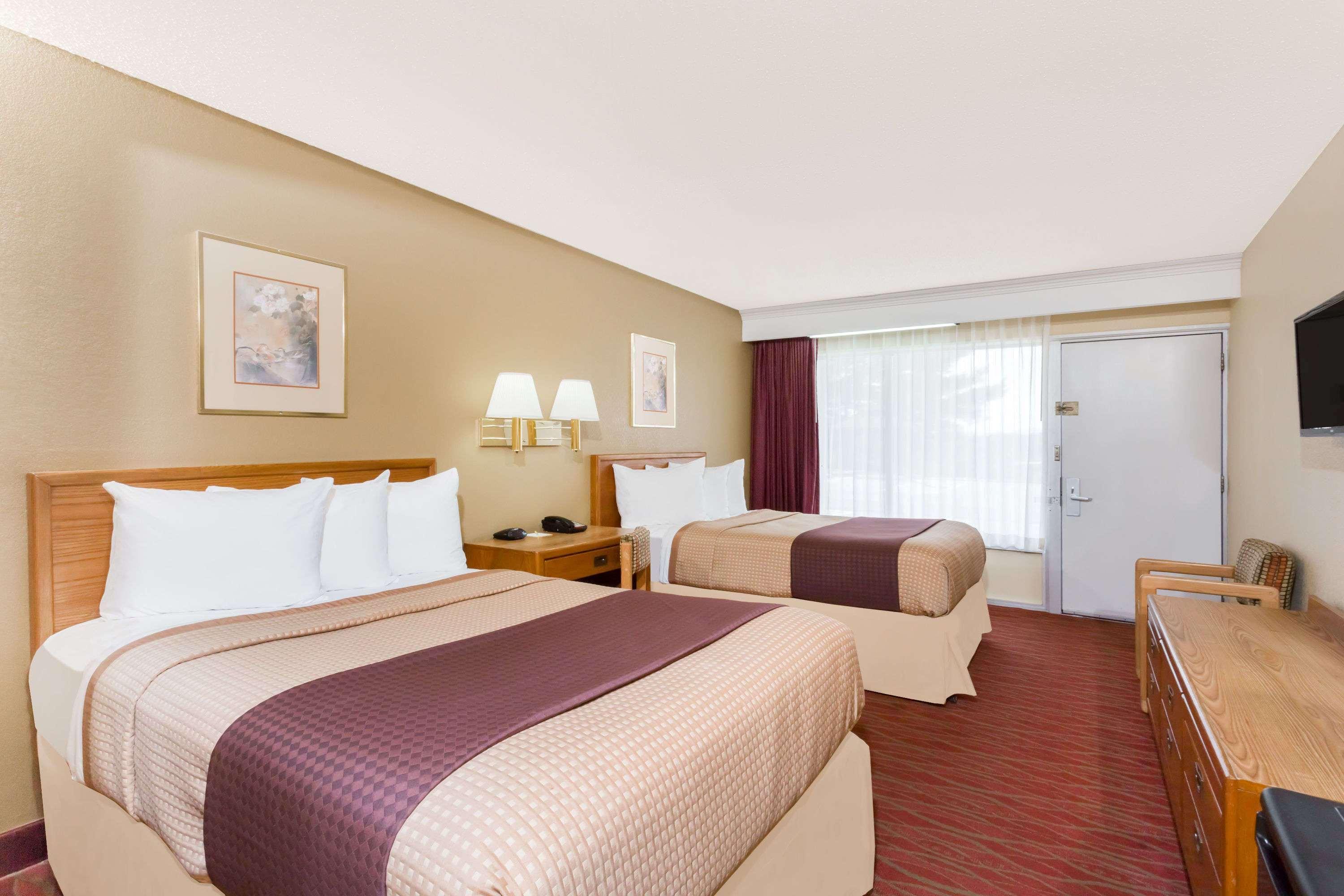 Days Inn By Wyndham Staunton Zewnętrze zdjęcie