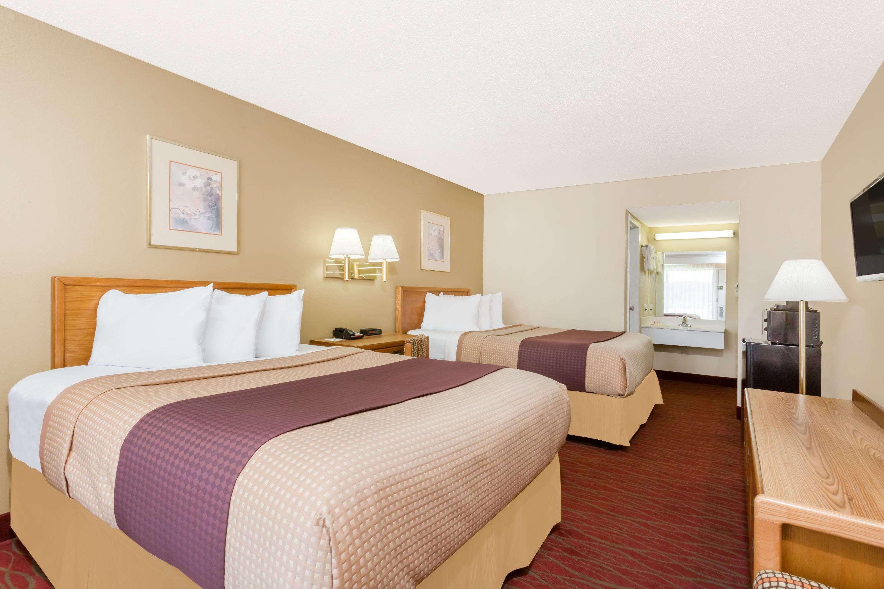 Days Inn By Wyndham Staunton Zewnętrze zdjęcie