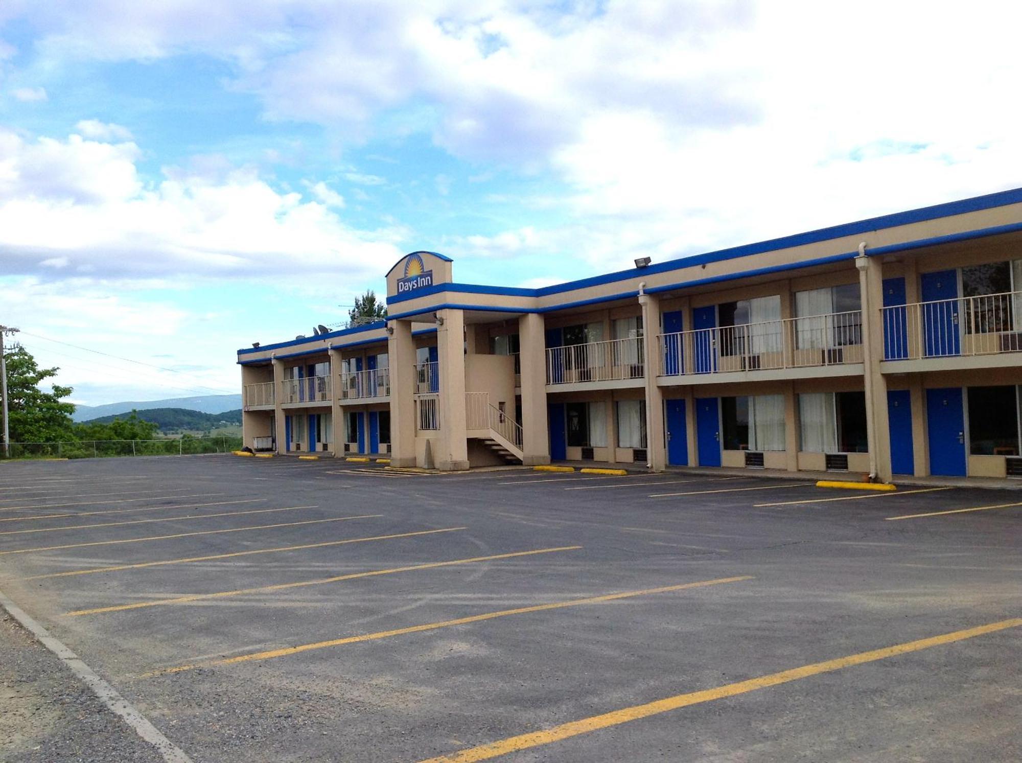 Days Inn By Wyndham Staunton Zewnętrze zdjęcie