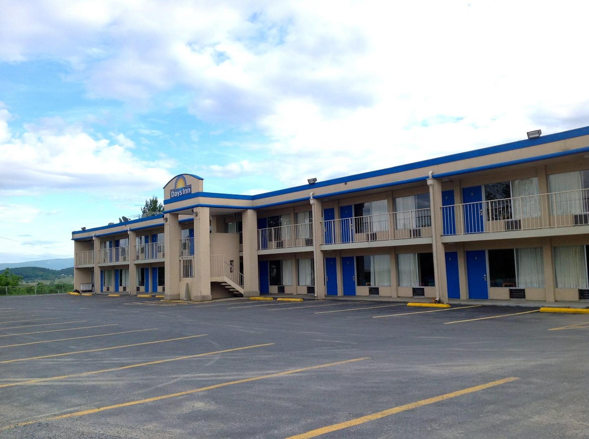 Days Inn By Wyndham Staunton Zewnętrze zdjęcie